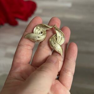 4/$50 Coro fan Elegant Gold Leaf clip on vintage Earrings 💚